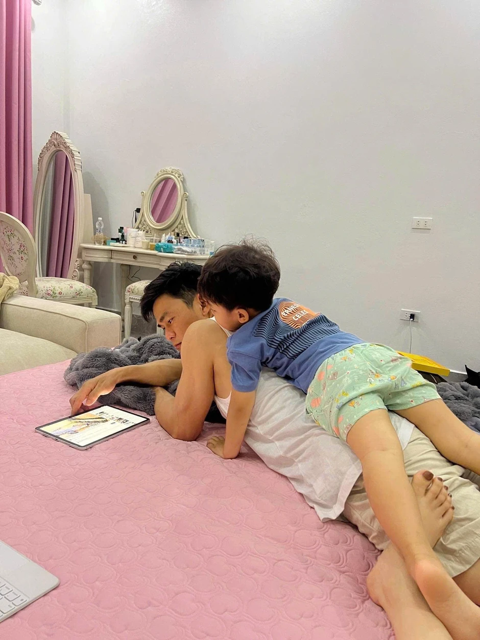 Con trai Hoà Minzy: "Bố Cương yêu thương con nhất và con cũng yêu bố nhất"