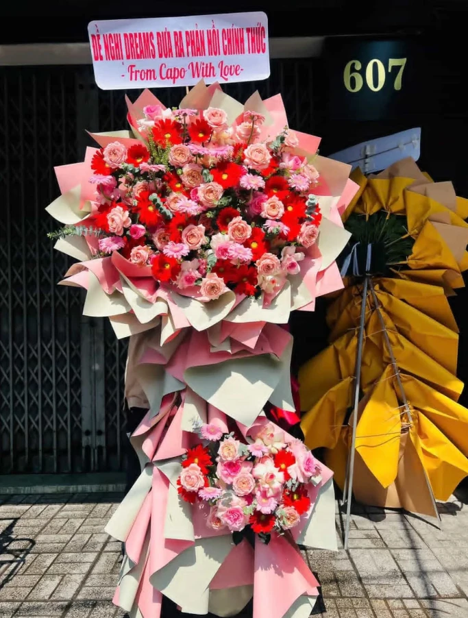 Công ty giải trí đầu tiên ở Việt Nam bị fan gửi hoa khiếu nại