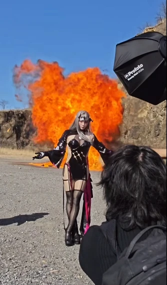 Coser "chơi lớn" dùng lửa thật ở hậu trường: Quá cháy hay quá liều? Coser "chơi lớn" dùng lửa thật ở hậu trường: Quá cháy hay quá liều?