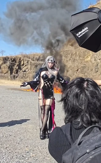 Coser "chơi lớn" dùng lửa thật ở hậu trường: Quá cháy hay quá liều? Coser "chơi lớn" dùng lửa thật ở hậu trường: Quá cháy hay quá liều?