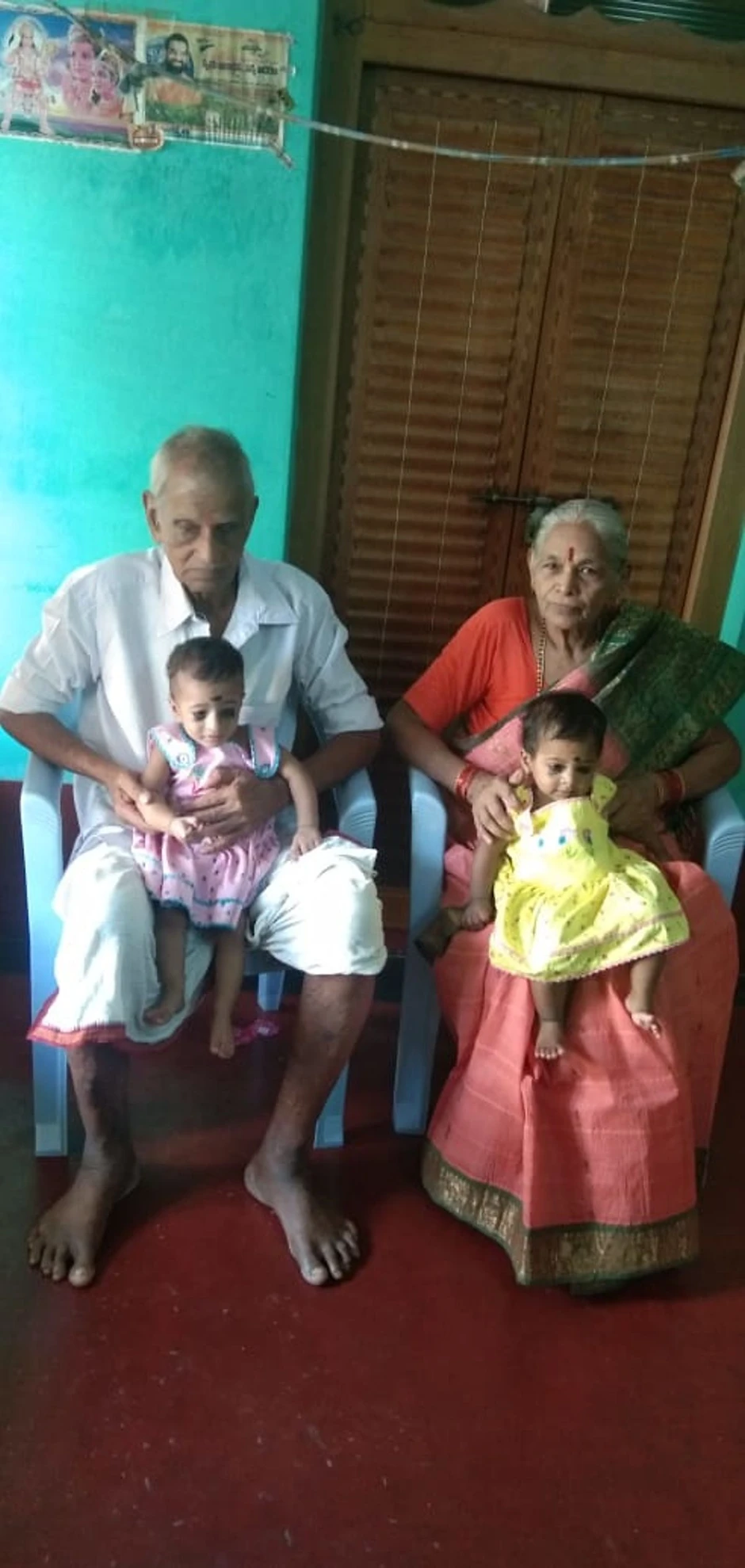 Cụ bà 74 tuổi sinh đôi 2 bé gái với chồng 82 tuổi