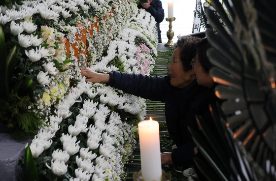 Cuộc gọi cuối cùng đầy nước mắt trong vụ cháy nhà máy khiến 64 người thương vong ở Hàn Quốc