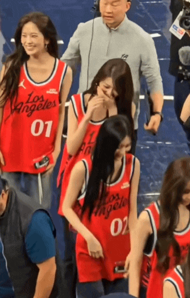 Cuối cùng cũng có ngày "công chúa Kpop" kém sắc, bị mỹ nhân cùng nhóm giật sạch spotlight