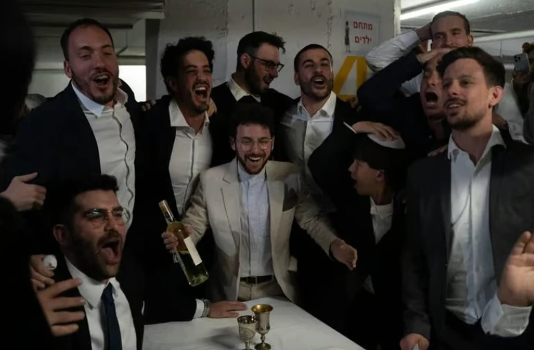 Cưới nhau dưới hầm trú bom