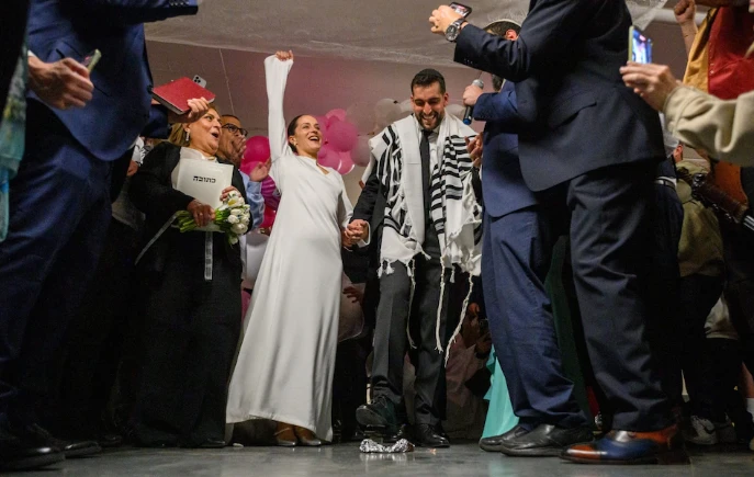 Cưới nhau dưới hầm trú bom