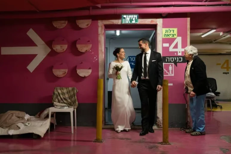 Cưới nhau dưới hầm trú bom