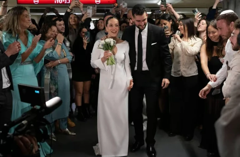 Cưới nhau dưới hầm trú bom