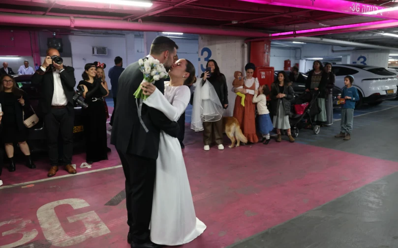 Cưới nhau dưới hầm trú bom