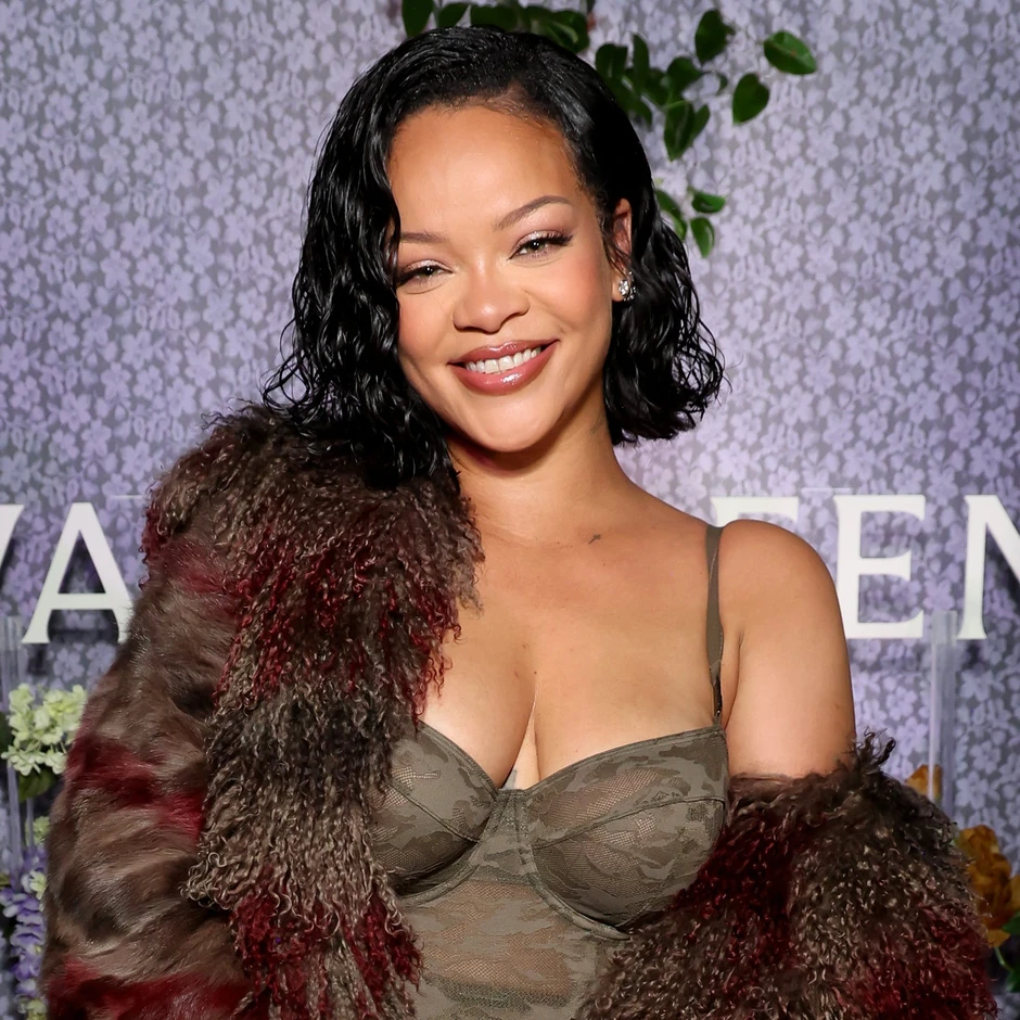 Rihanna vừa có sự nghiệp âm nhạc, vừa kinh doanh thành công. Ảnh: Page Six Rihanna vừa có sự nghiệp âm nhạc, vừa kinh doanh thành công. Ảnh: Page Six