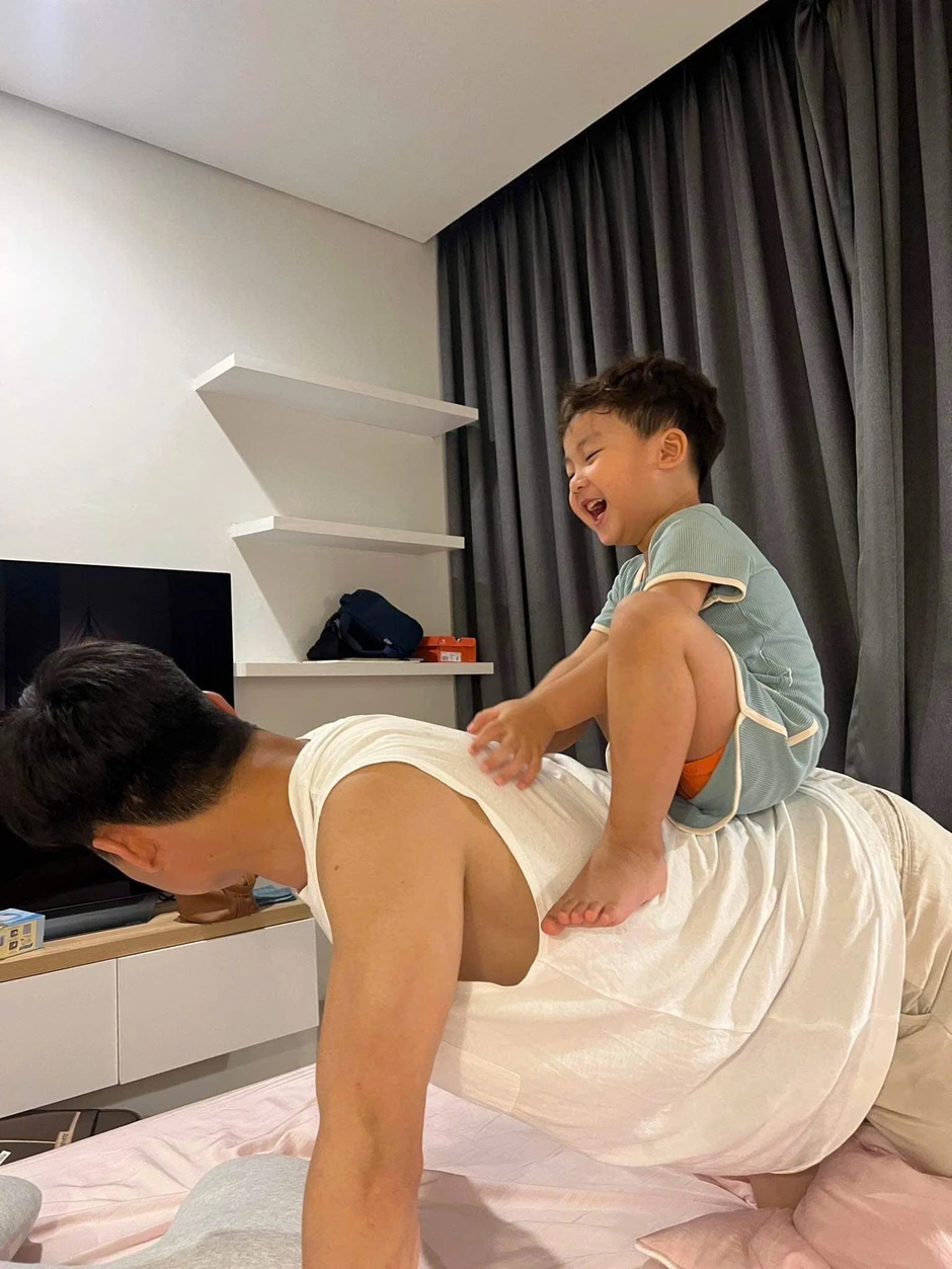 Đại uý Thăng Văn Cương đăng clip "bóc phốt" Hoà Minzy, nhìn nét mặt cam chịu này không phải lần đầu