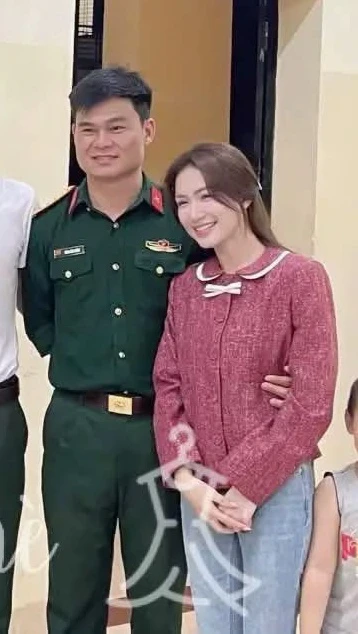 Đại uý Thăng Văn Cương đưa Hoà Minzy đi ra mắt bạn bè, còn ôm eo tình tứ quá đây này!