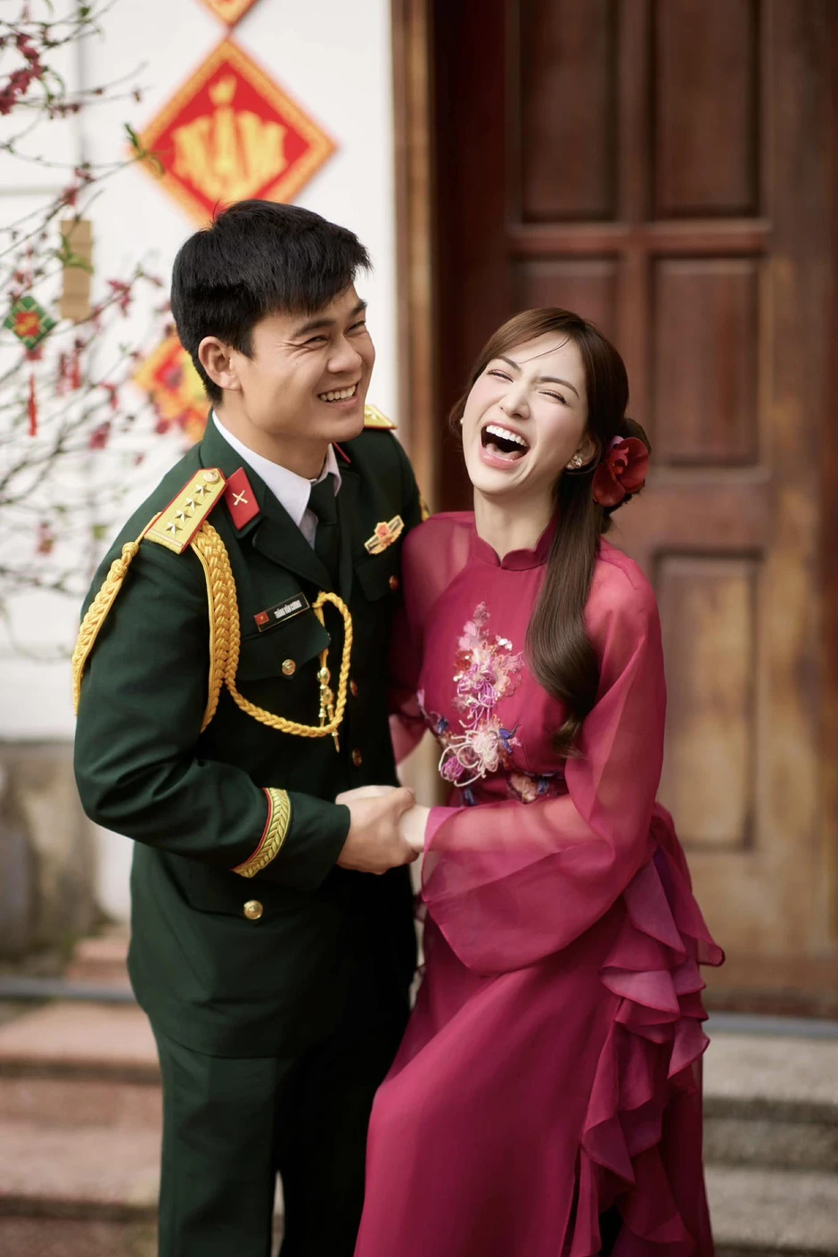 Đại uý Thăng Văn Cương đưa Hoà Minzy đi ra mắt bạn bè, còn ôm eo tình tứ quá đây này!