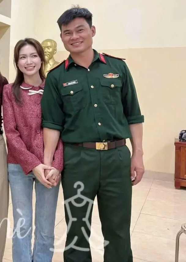 Đại uý Thăng Văn Cương đưa Hoà Minzy đi ra mắt bạn bè, còn ôm eo tình tứ quá đây này!