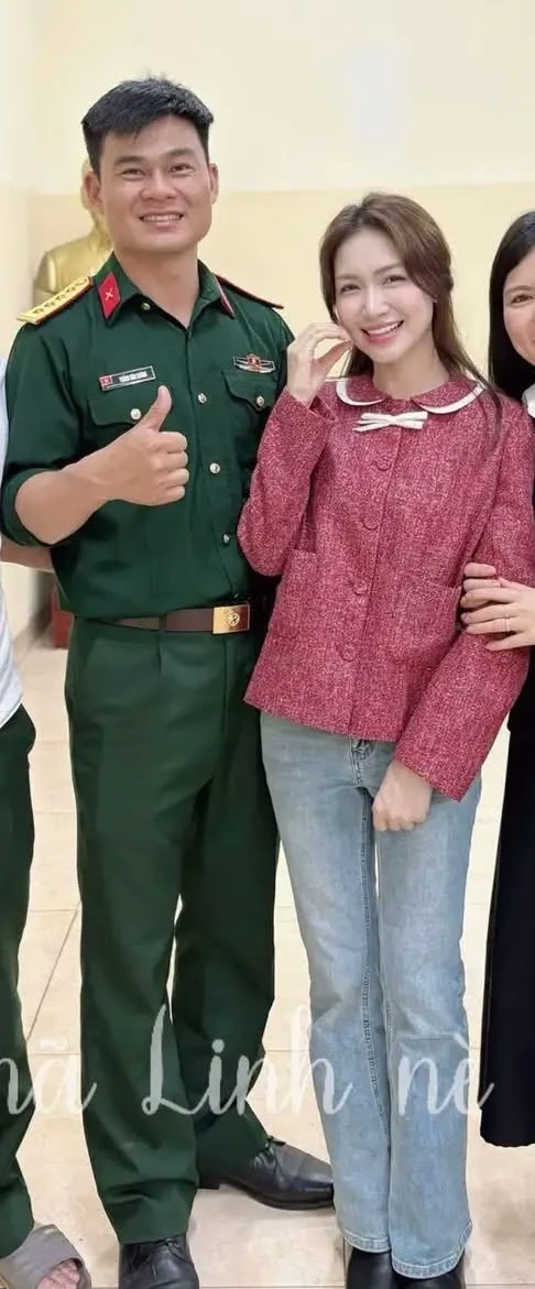 Đại uý Thăng Văn Cương đưa Hoà Minzy đi ra mắt bạn bè, còn ôm eo tình tứ quá đây này!