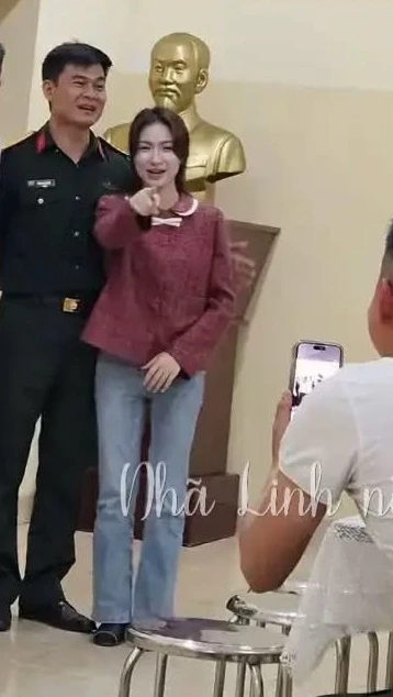 Đại uý Thăng Văn Cương đưa Hoà Minzy đi ra mắt bạn bè, còn ôm eo tình tứ quá đây này!