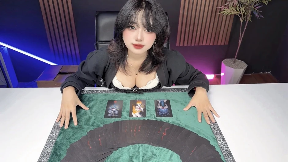 Đăng ảnh xem Tarot quá gợi cảm, nữ trọng tài VCS dính liên hoàn drama