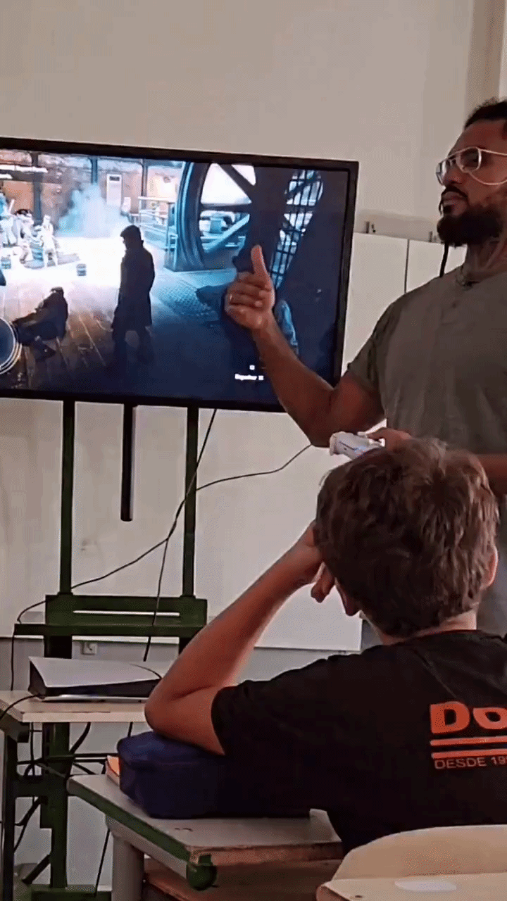 Đẳng cấp dạy học 2026: Mang cả PS5 lên lớp giảng bài, thầy giáo khiến học sinh "phát cuồng" xin đi học lại!