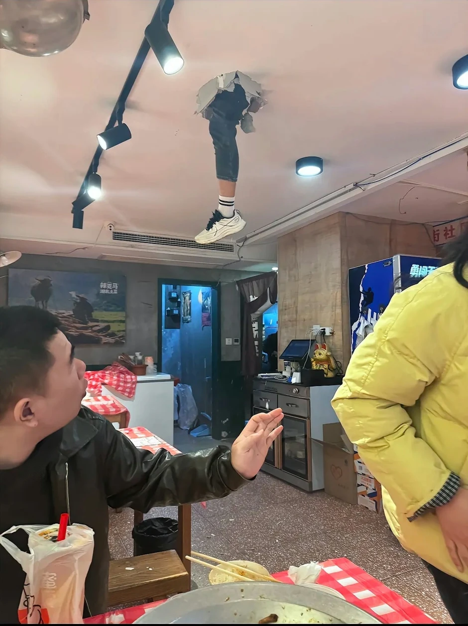 Đang dùng bữa, khách hàng tá hỏa thấy chân người rơi xuống từ trần nhà vỡ toác