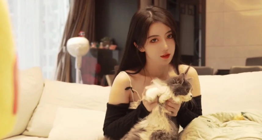 Đăng tải loạt ảnh mới, nữ streamer gợi cảm khiến fan thắc mắc tột độ