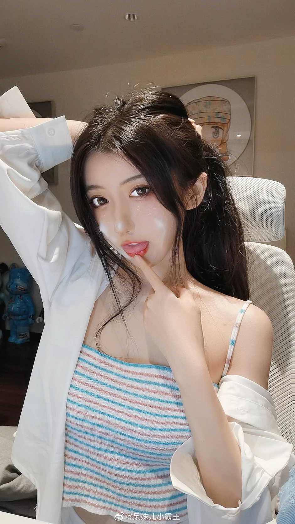 Đăng tải loạt ảnh mới, nữ streamer gợi cảm khiến fan thắc mắc tột độ