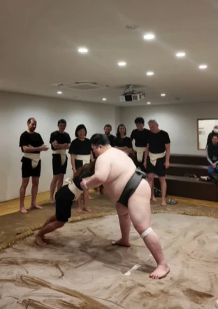 Đấu vật với sumo, hot girl xinh đẹp khiến tất cả thích thú