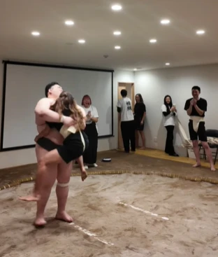Đấu vật với sumo, hot girl xinh đẹp khiến tất cả thích thú