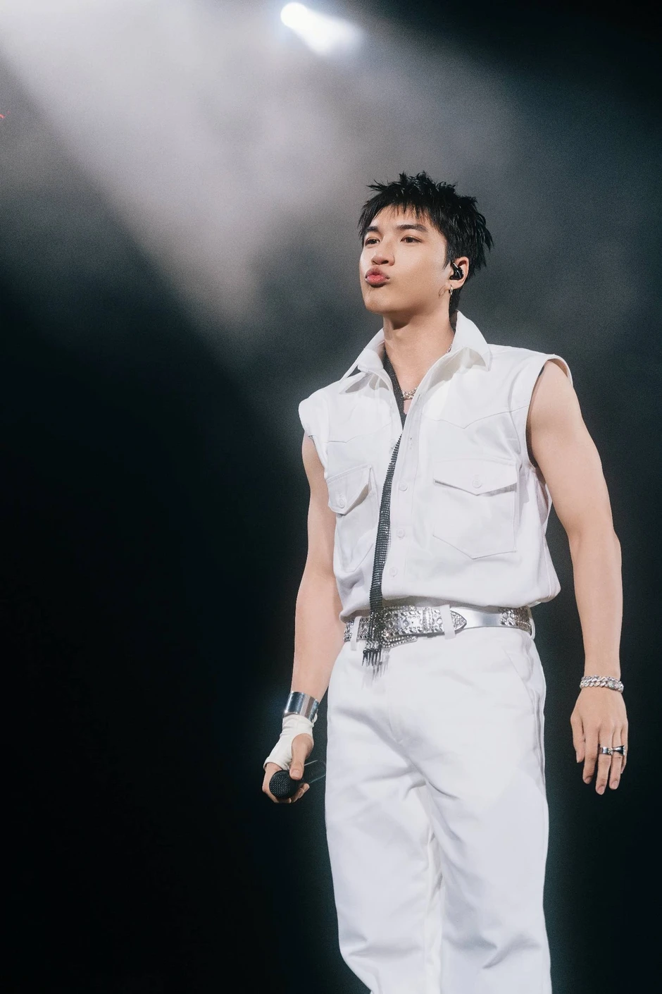 Bạn gái của HIEUTHUHAI công khai điều gì với chỉ hai chữ