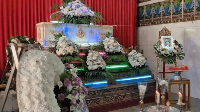 Đến trường học đón cháu nhưng không thấy đâu, bà đi tìm thì ngã quỵ khi thấy cậu bé nằm dưới đáy bể bơi Đến trường học đón cháu nhưng không thấy đâu, bà đi tìm thì ngã quỵ khi thấy cậu bé nằm dưới đáy bể bơi