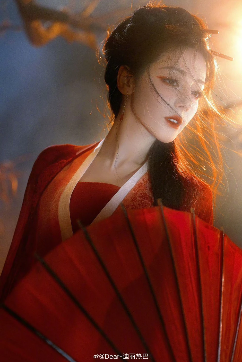 Địch Lệ Nhiệt Ba là mỹ nhân hồng y đẹp nhất Trung Quốc hiện tại