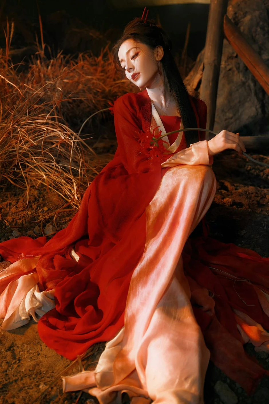 Địch Lệ Nhiệt Ba là mỹ nhân hồng y đẹp nhất Trung Quốc hiện tại