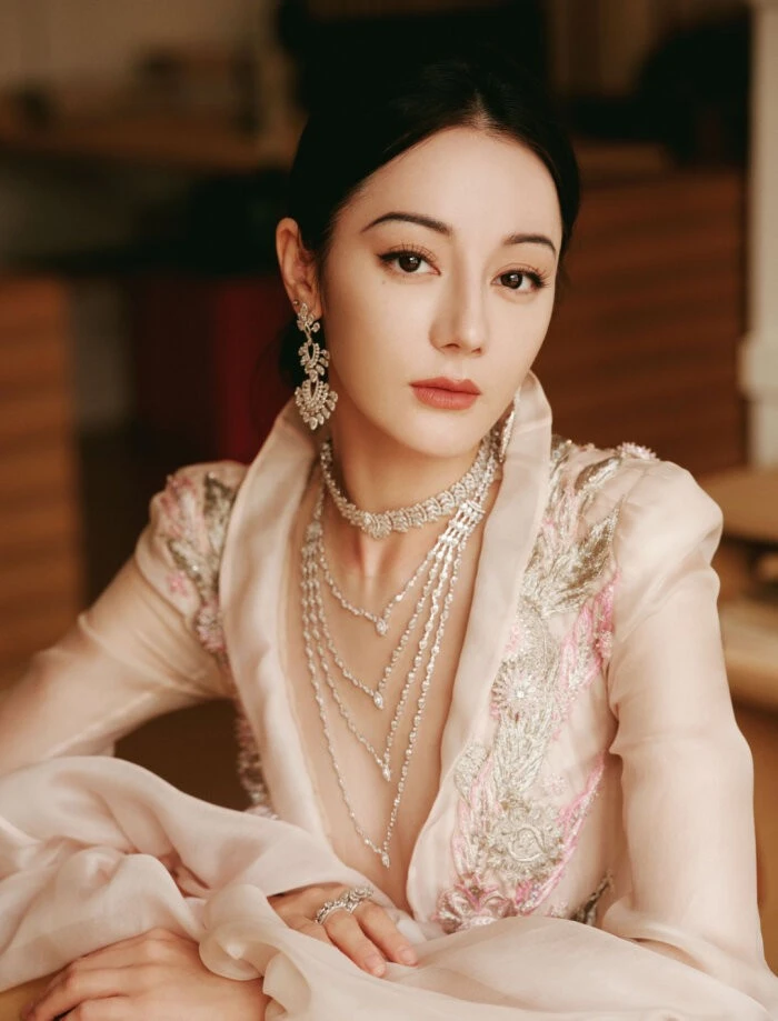 Địch Lệ Nhiệt Ba tê liệt hoàn toàn