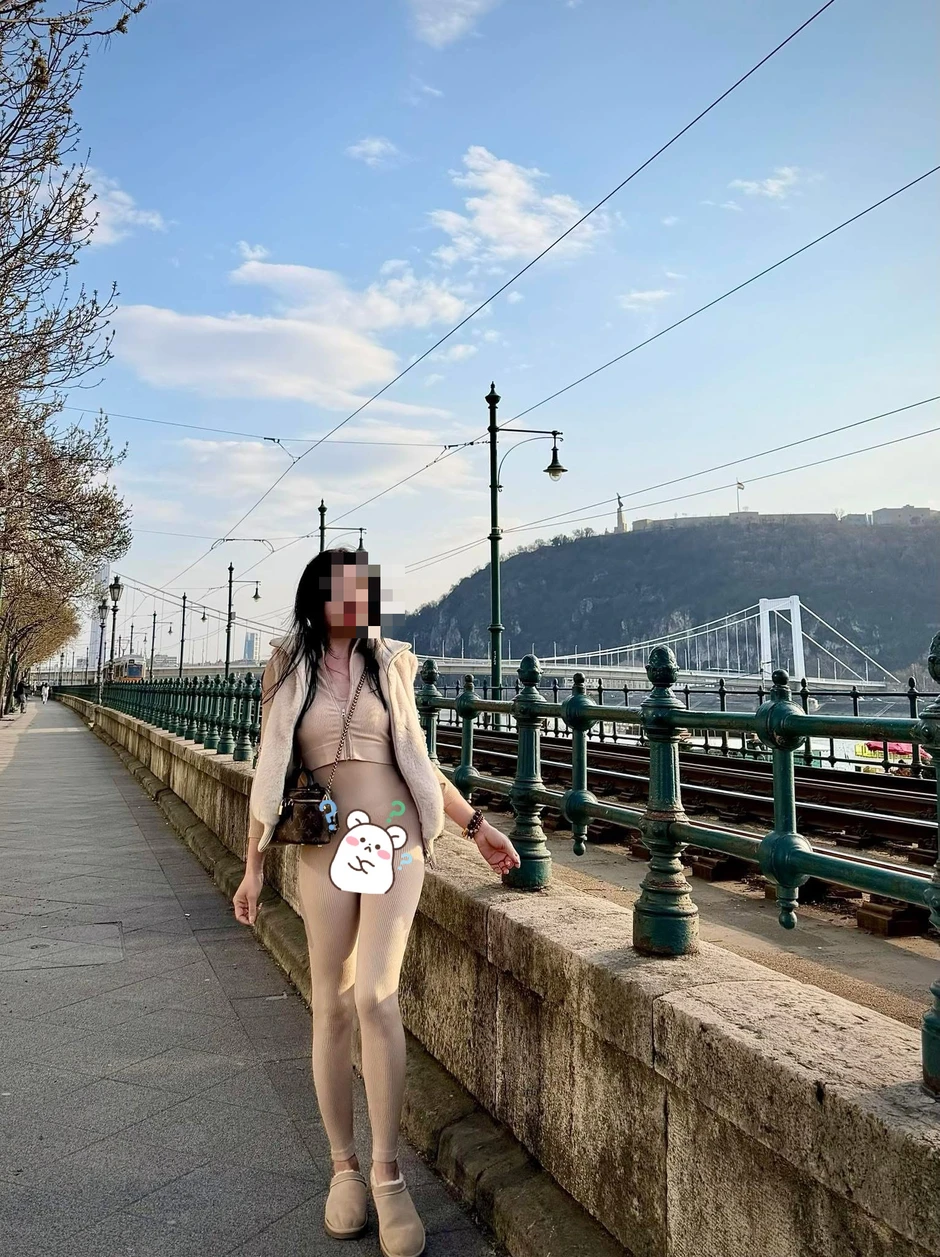 Trang phục bó sát màu nude gây tranh cãi và phản ứng của cộng đồng mạng