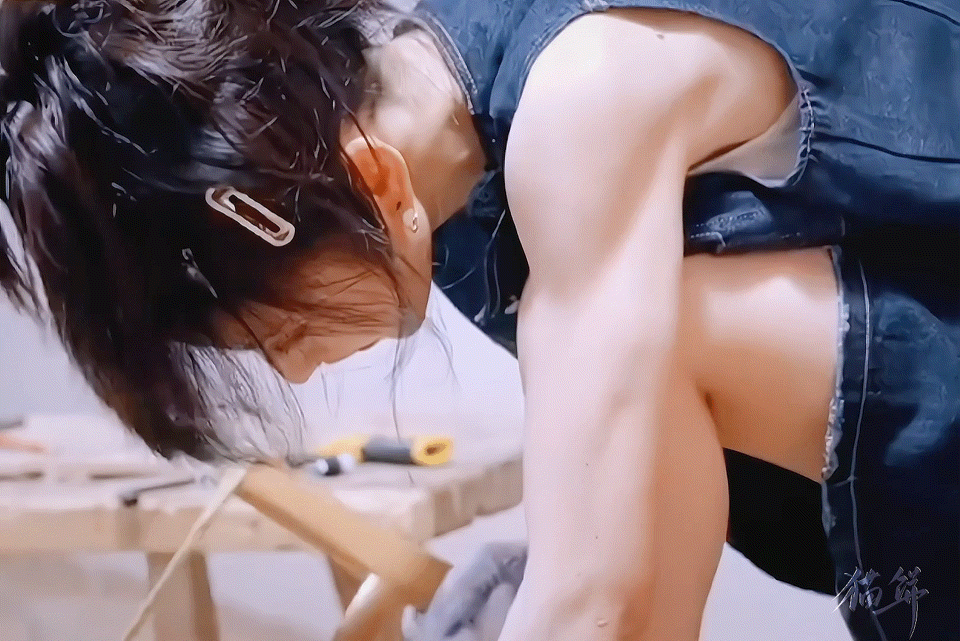 Điền Hi Vi vác con heo và cõng bạn diễn 1m90: Cảnh tượng gây sốt trên mạng xã hội