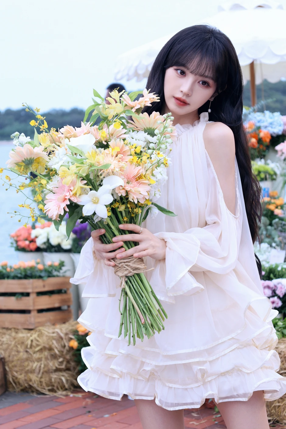 Điền Hi Vi vác con heo và cõng bạn diễn 1m90: Cảnh tượng gây sốt trên mạng xã hội