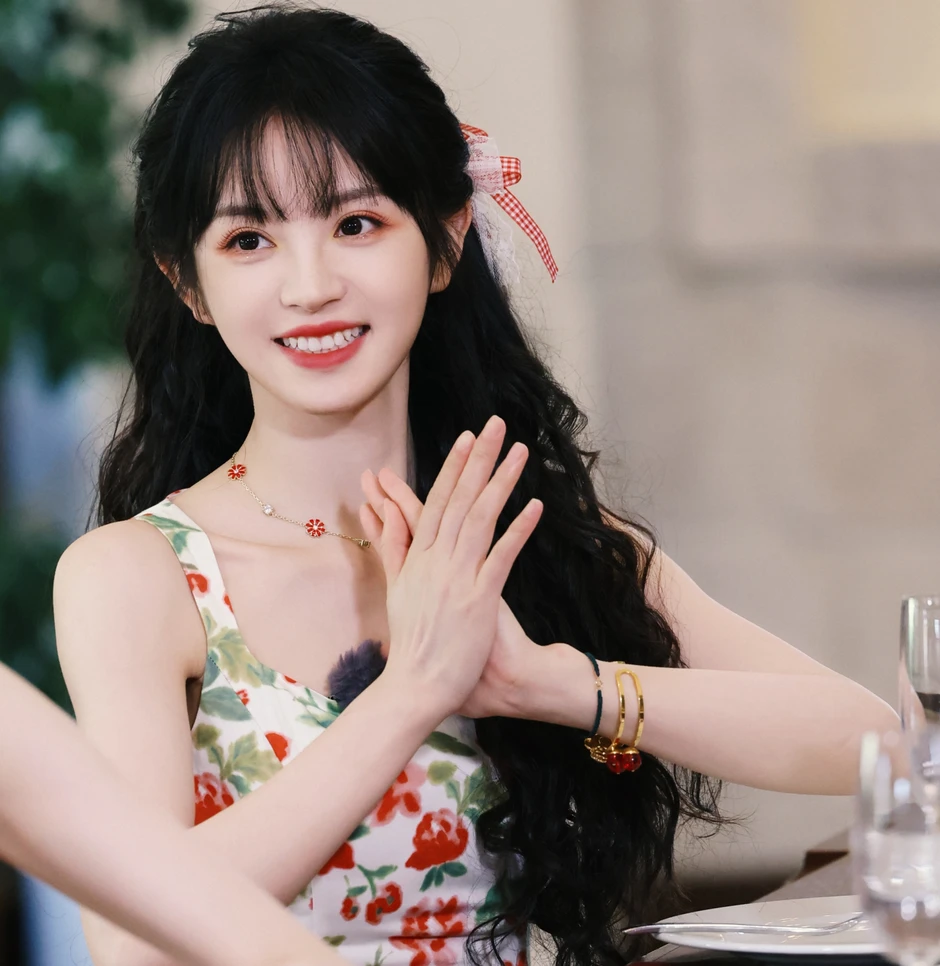 Điền Hi Vi vác con heo và cõng bạn diễn 1m90: Cảnh tượng gây sốt trên mạng xã hội