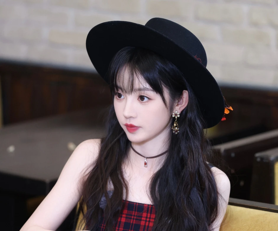 Điền Hi Vi vác con heo và cõng bạn diễn 1m90: Cảnh tượng gây sốt trên mạng xã hội