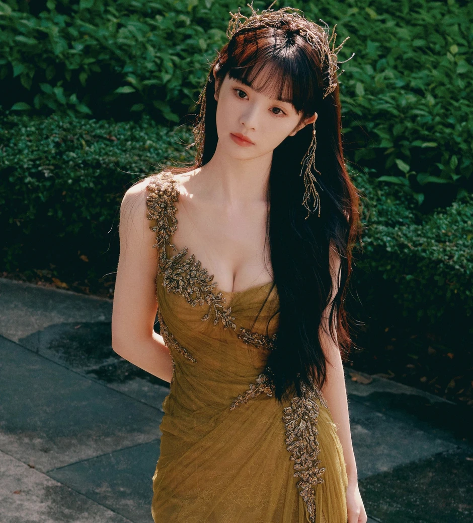 Điền Hi Vi vác con heo và cõng bạn diễn 1m68: Cảnh tượng gây ấn tượng trên mạng xã hội