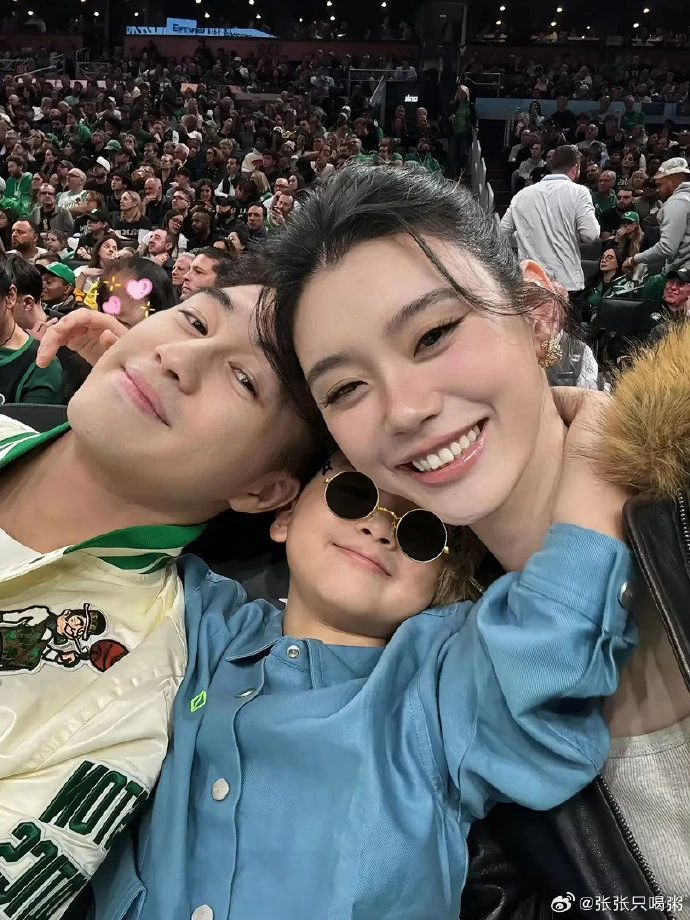 Diện mạo của "2 nhóc tỳ hào môn" nhà siêu mẫu Victoria's Secret Hề Mộng Dao và thiếu gia trùm sòng bạc Macau