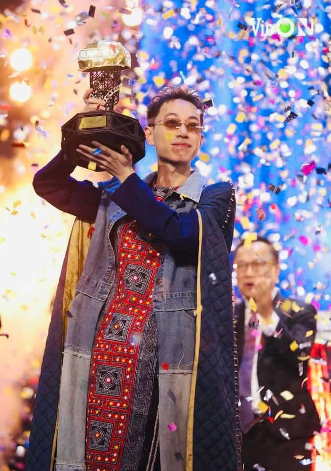 Double2T cảnh báo khẩn việc bị trợ lý cũ mạo danh