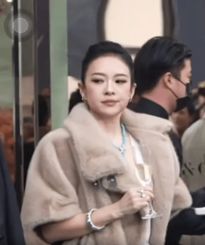 Đường Yên gây tranh cãi vì “chiếm spotlight” của Chương Tử Di