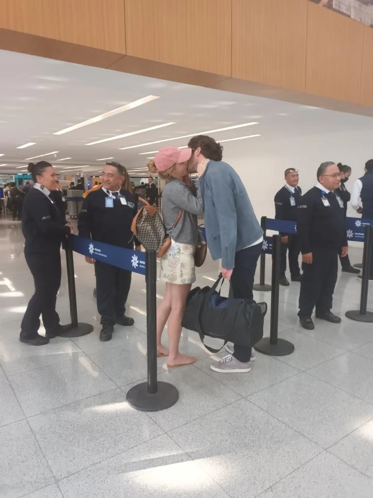 Emma Watson công khai bạn trai tỷ phú mới, trao nhau nụ hôn "bỏng mắt"