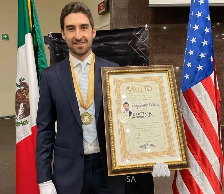 Emma Watson công khai bạn trai tỷ phú mới, trao nhau nụ hôn "bỏng mắt"