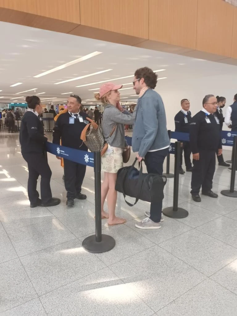 Emma Watson công khai bạn trai tỷ phú mới, trao nhau nụ hôn "bỏng mắt"