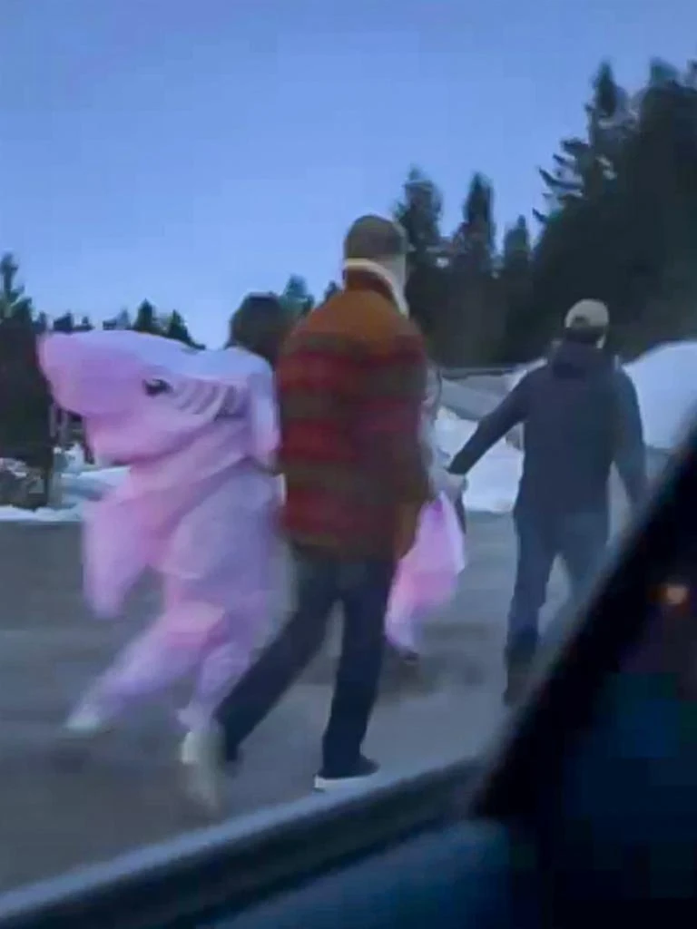 Emma Watson công khai bạn trai tỷ phú mới, trao nhau nụ hôn "bỏng mắt"