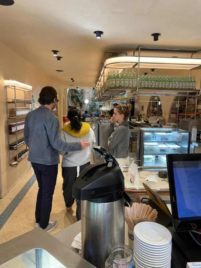 Emma Watson công khai bạn trai tỷ phú mới, trao nhau nụ hôn "bỏng mắt"