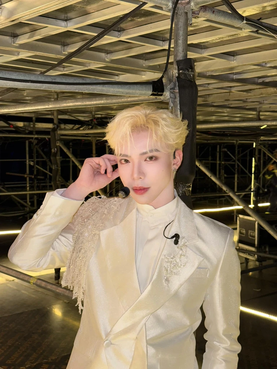 Erik đeo cánh dài 3 mét, lửa bập bùng cháy phát sợ