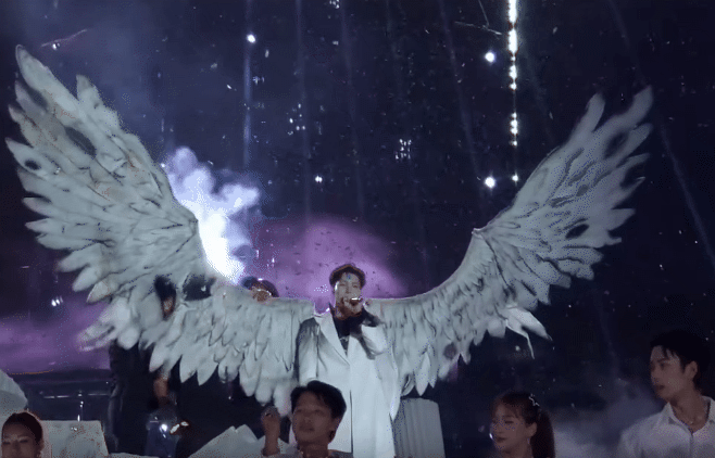 Erik đeo cánh dài 3 mét, lửa bập bùng cháy phát sợ