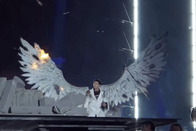 Erik đeo cánh dài 3 mét, lửa bập bùng cháy phát sợ