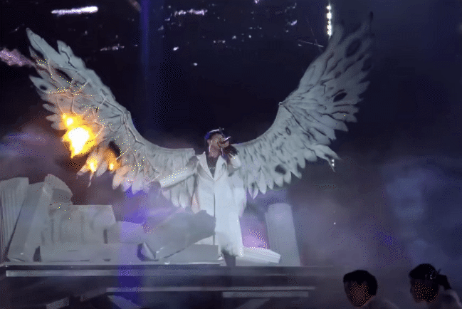 Erik đeo cánh dài 3 mét, lửa bập bùng cháy phát sợ