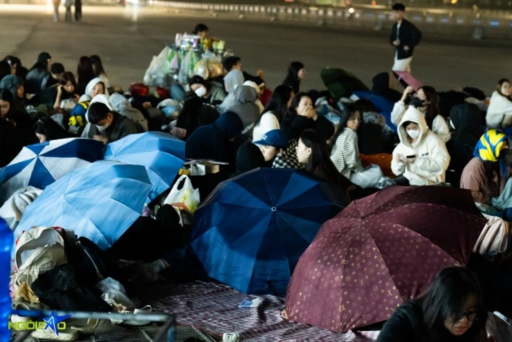 Fan nằm đất xuyên đêm, bám rào chờ xem concert Anh trai say hi